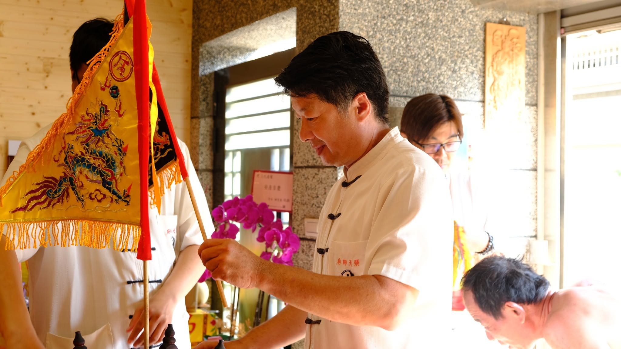 法師持令旗，請神調營行法